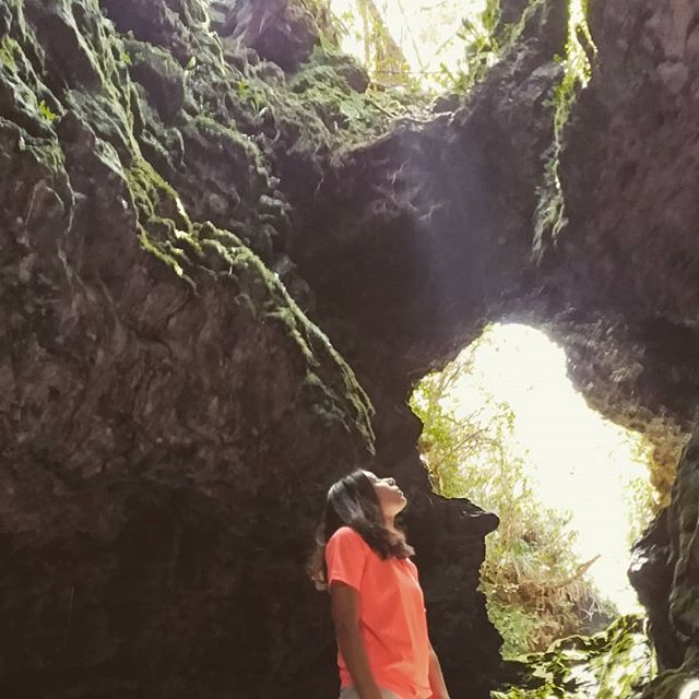 Cascade Mahavel: Une cascade entouré de gigantesque falaises – dakour